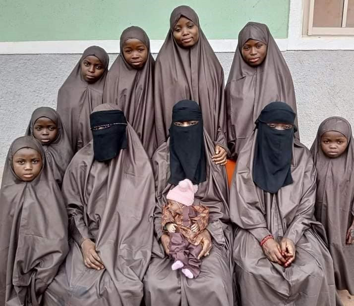 Nigerian man celebrates Sallah with his three wives and 19 children  