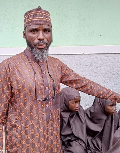Nigerian man celebrates Sallah with his three wives and 19 children  