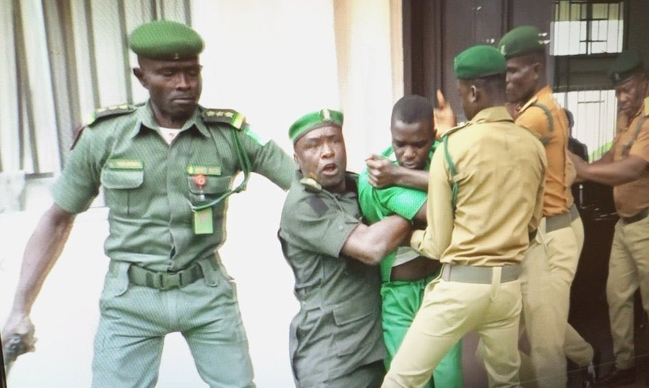 Update: Video and photos of Uduak Akpan trying to flee court after he was sentenced to death by hanging for raping and killing job seeker, Idiubong Umoren