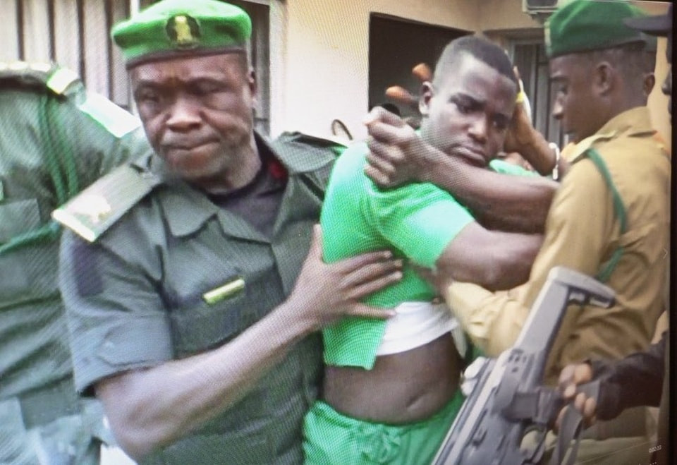 Update: Video and photos of Uduak Akpan trying to flee court after he was sentenced to death by hanging for raping and killing job seeker, Idiubong Umoren