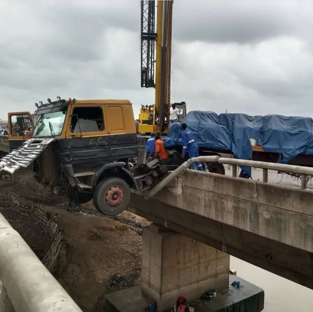 Trailer rams into bridge railing and causes gridlock along Lagos-Ibadan expressway